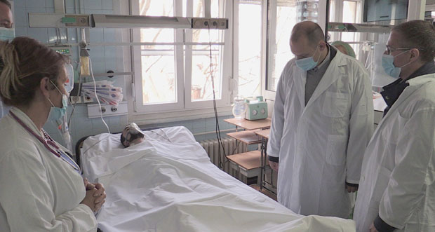 РАЊЕНОМ НАВИЈАЧУ СПАРТАКА ИЗВАДИЛИ СЛЕЗИНУ: Стефановић и Лончар обишли повређене Русе